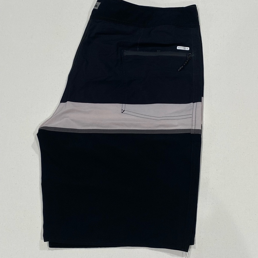 Quicksilver Men’s Board Shorts - Picture 2 of 2